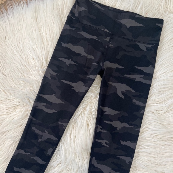 Athlete Girl "Leggings/tights in Chit Chat Capri camo black" NWOT - Picture 1 of 6